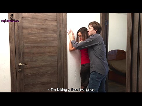 ❤️ セクシーな不動産屋がマンションを売りながら官能的にオマンコをコキコキしてファック - クレンパーイ ️❌ 自家製ポルノ ❌️❤